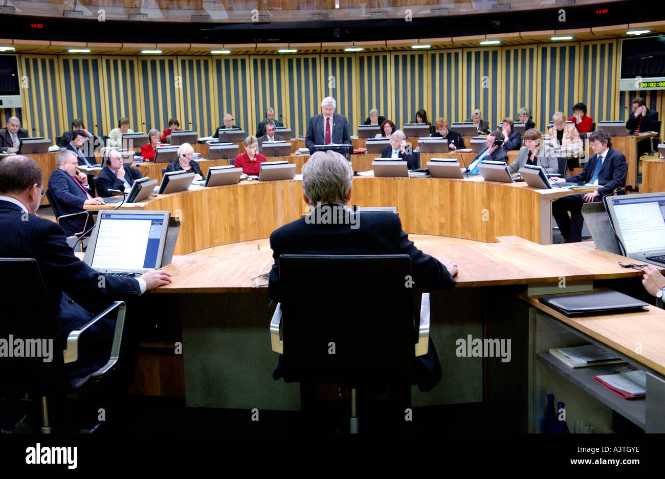 Senedd Welsh Assembly Aula di discussione AMs sedersi davanti ai loro terminali di computer per la Baia di Cardiff Wales UK GB Foto Stock