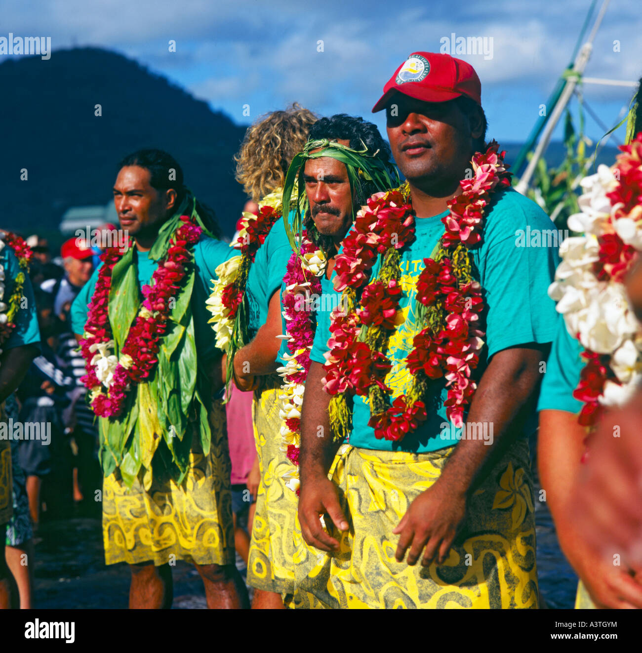 Blasonata equipaggio del Pacifico tradizionale vela canoa schierate sul ponte in Apia porto cittadino nell'isola di Upolu Samoa occidentale Foto Stock