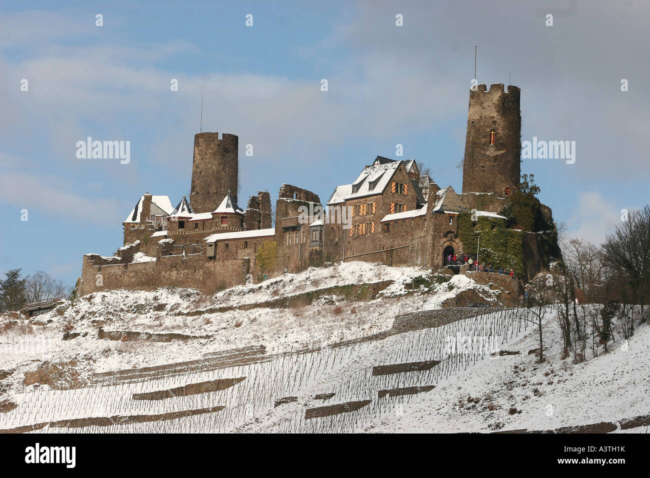 Il Castello Thurandt sulla parte superiore della piccola cittadina di Alken, Rhineland-Palatine, Germania Foto Stock