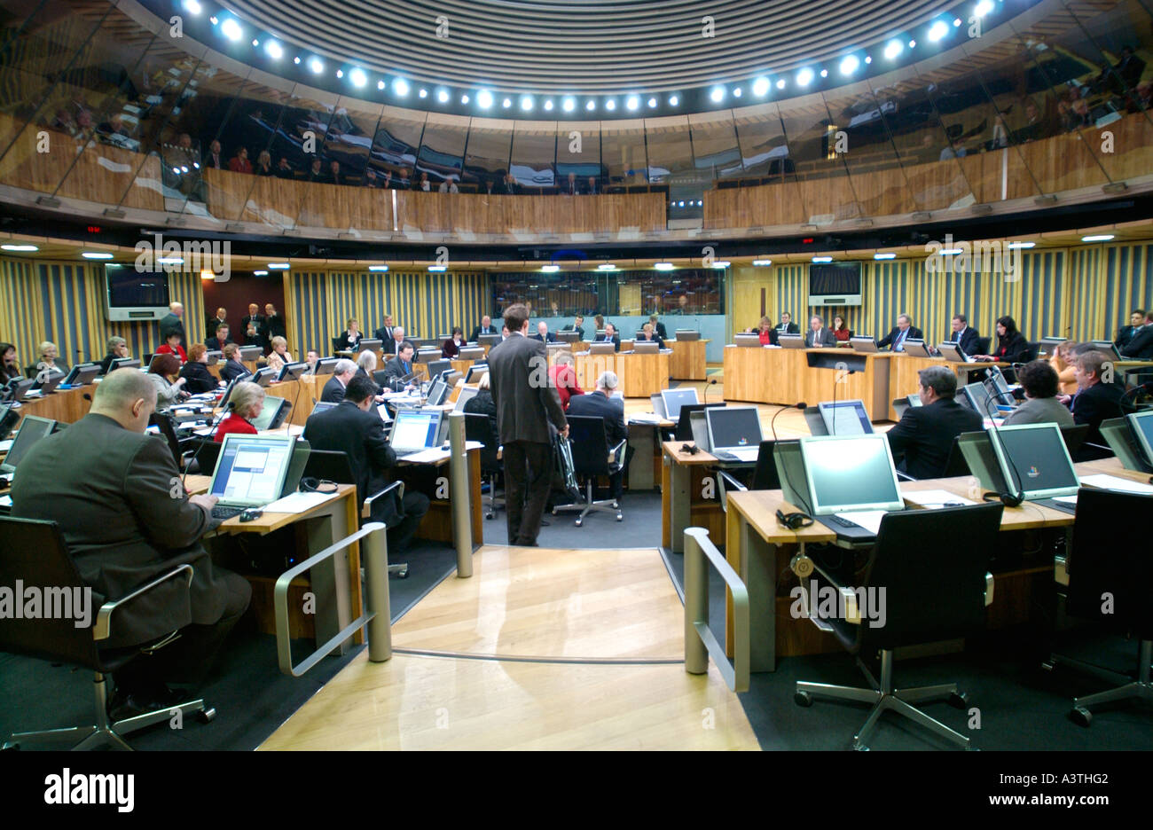 Senedd Welsh Assembly Aula di discussione AMs sedersi davanti ai loro terminali di computer per la Baia di Cardiff Wales UK GB Foto Stock
