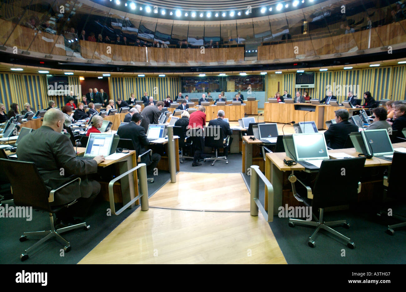 Senedd Welsh Assembly Aula di discussione AMs sedersi davanti ai loro terminali di computer per la Baia di Cardiff Wales UK GB Foto Stock