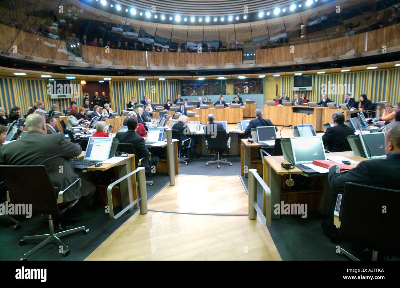 Senedd Welsh Assembly Aula di discussione AMs sedersi davanti ai loro terminali di computer per la Baia di Cardiff Wales UK GB Foto Stock