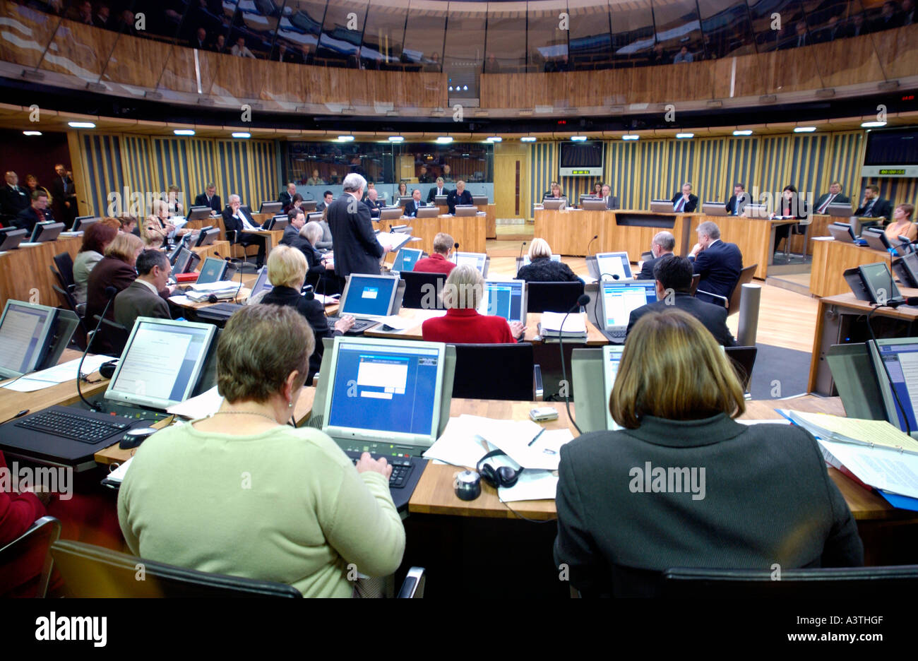 Senedd Welsh Assembly Aula di discussione AMs sedersi davanti ai loro terminali di computer per la Baia di Cardiff Wales UK GB Foto Stock