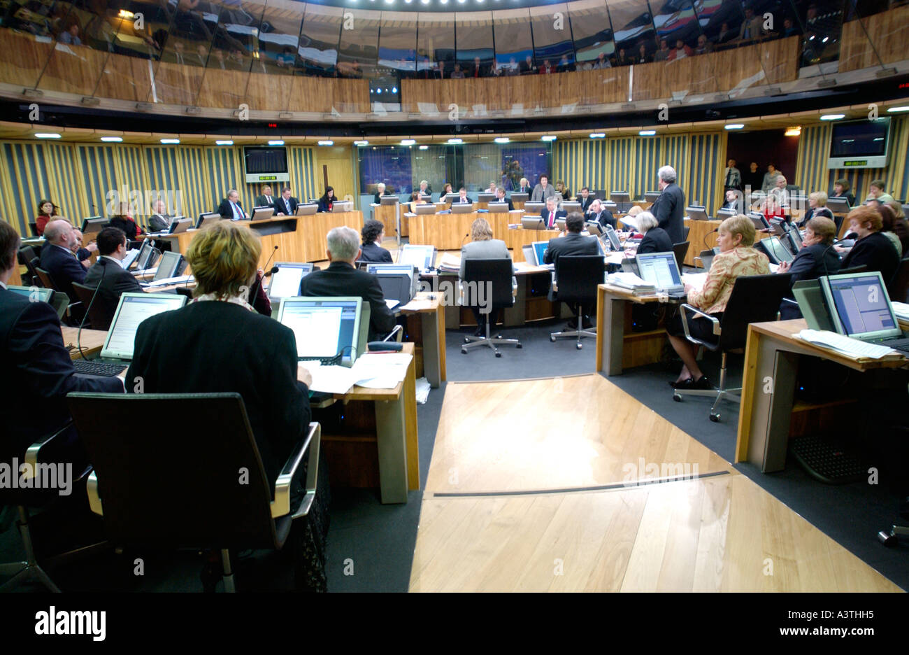 Senedd Welsh Assembly Aula di discussione AMs sedersi davanti ai loro terminali di computer per la Baia di Cardiff Wales UK GB Foto Stock
