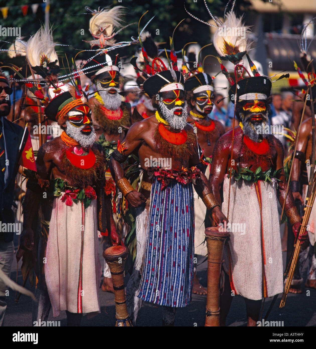 Gruppo di Engi Tribesmen arbusti vestito con facce dipinte di barbe plus feathered stringitesta da Papua Nuova Guinea Foto Stock