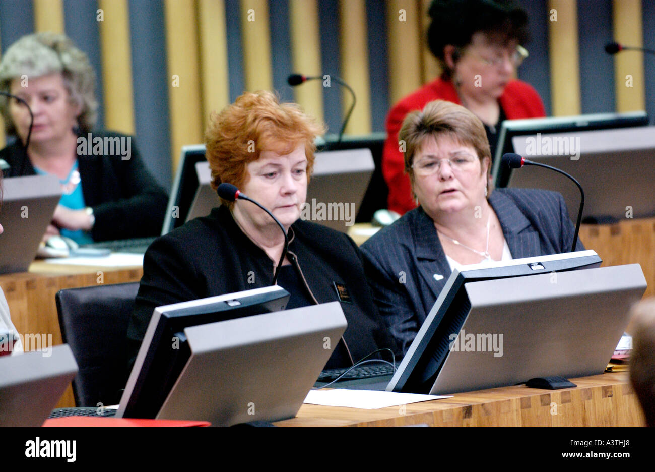 Senedd Welsh Assembly Aula di discussione AMs sedersi davanti ai loro terminali di computer per la Baia di Cardiff Wales UK GB Foto Stock