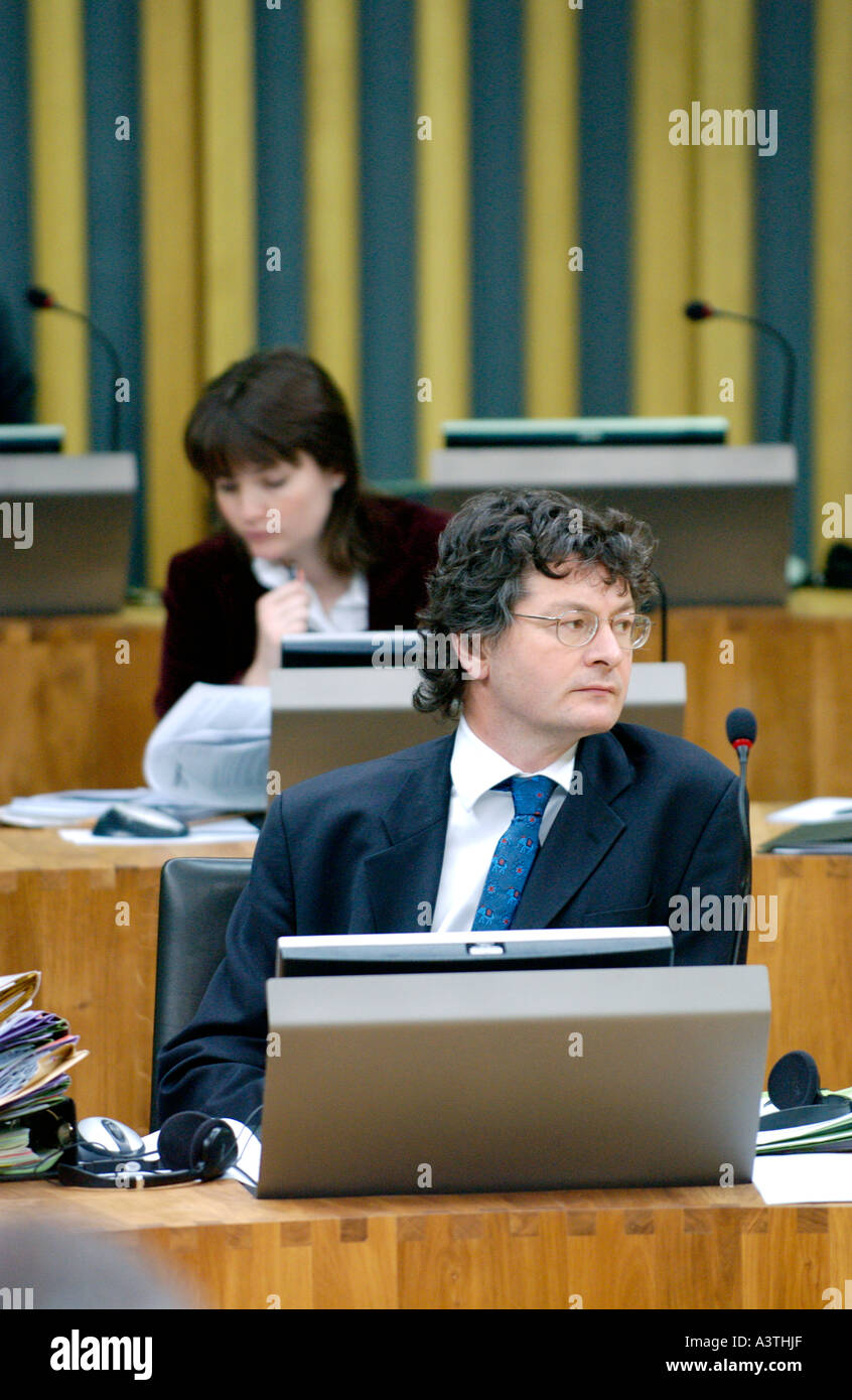 Senedd Welsh Assembly Aula di discussione AMs sedersi davanti ai loro terminali di computer per la Baia di Cardiff Wales UK GB Foto Stock