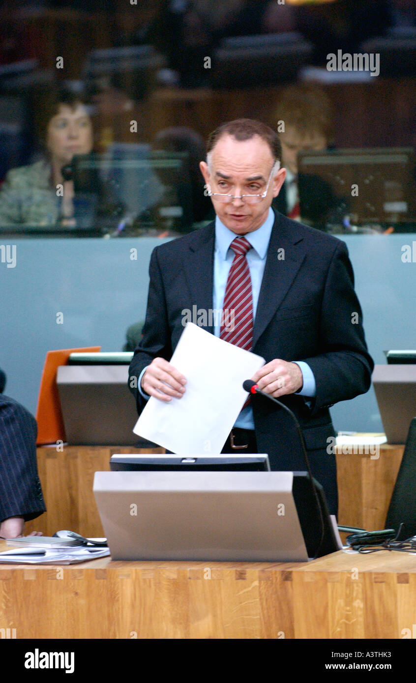 Senedd Welsh Assembly Aula di discussione AMs sedersi davanti ai loro terminali di computer per la Baia di Cardiff Wales UK GB Foto Stock