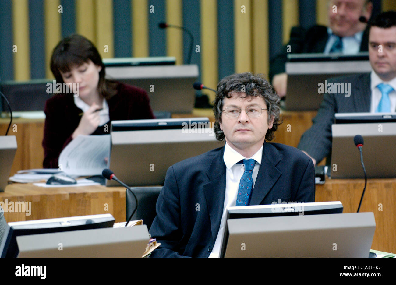 Senedd Welsh Assembly Aula di discussione AMs sedersi davanti ai loro terminali di computer per la Baia di Cardiff Wales UK GB Foto Stock