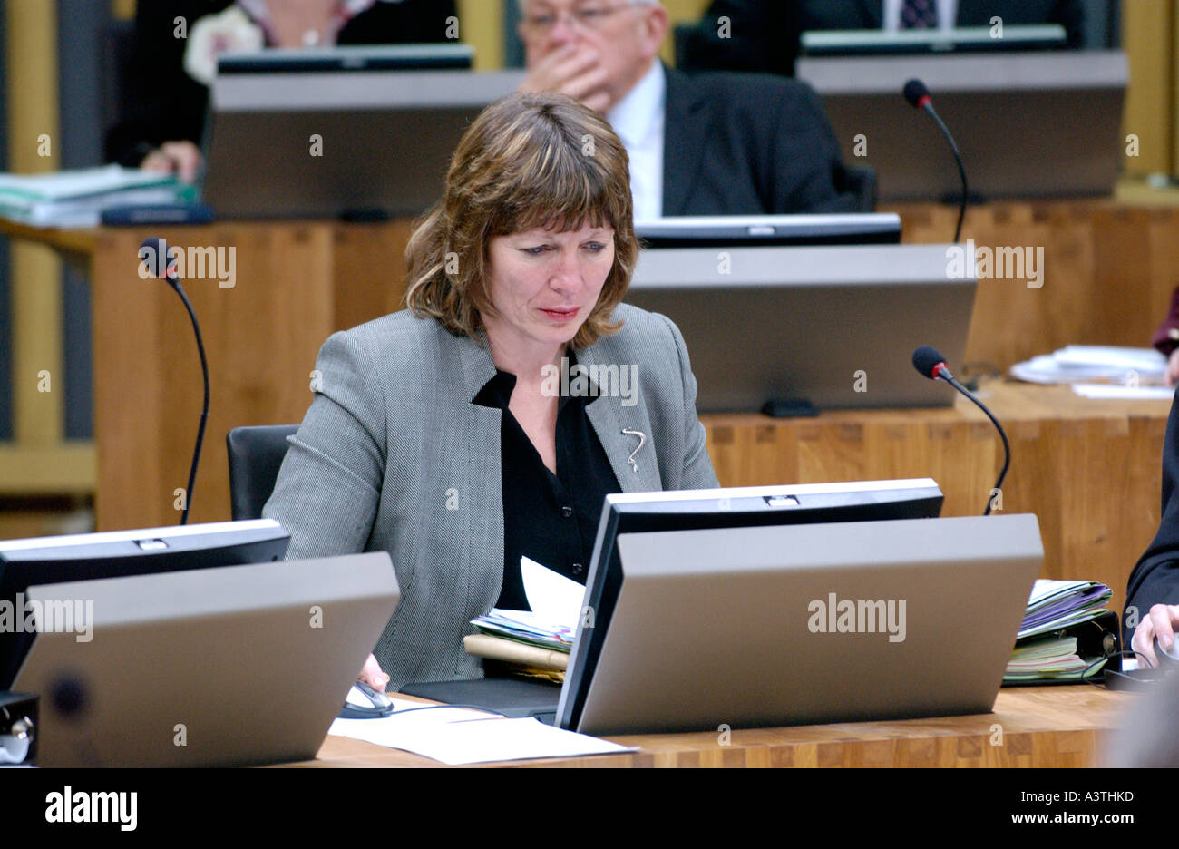 Senedd Welsh Assembly Aula di discussione AMs sedersi davanti ai loro terminali di computer per la Baia di Cardiff Wales UK GB Foto Stock
