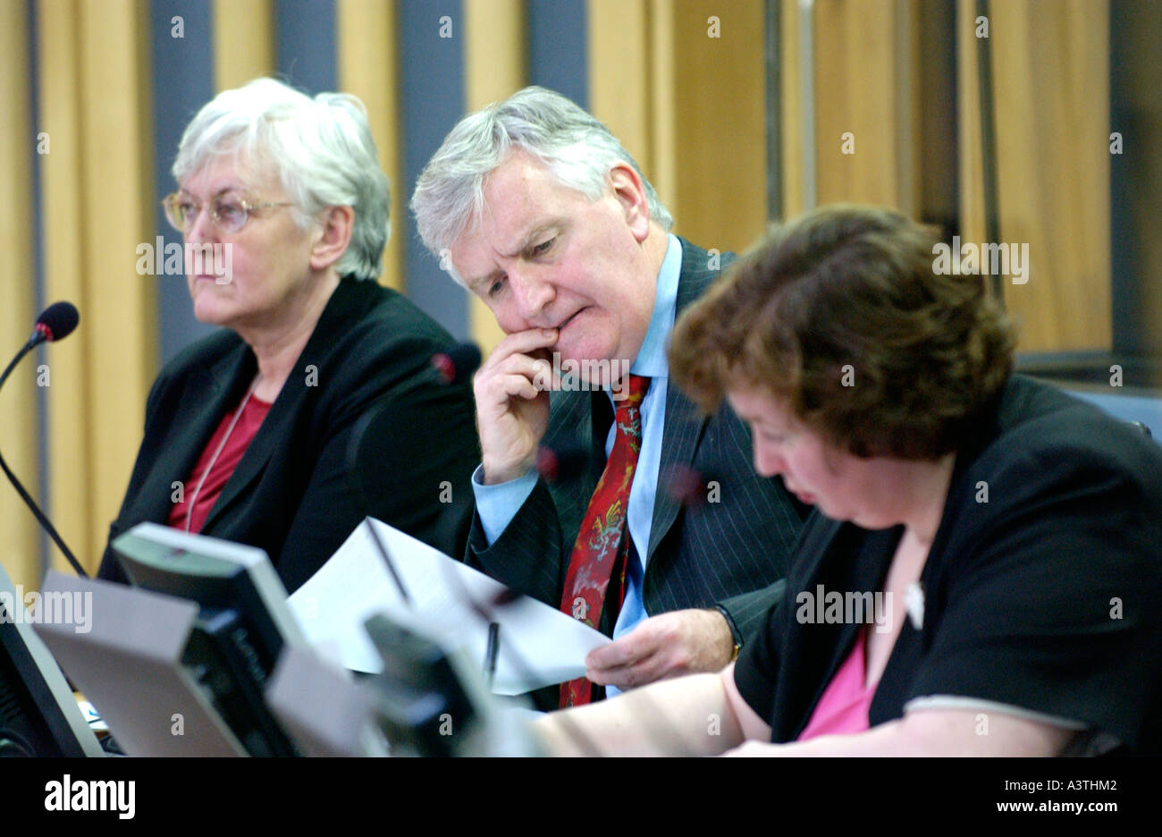 Senedd Welsh Assembly Aula di discussione AMs sedersi davanti ai loro terminali di computer per la Baia di Cardiff Wales UK GB Ffred Alun Jones Foto Stock