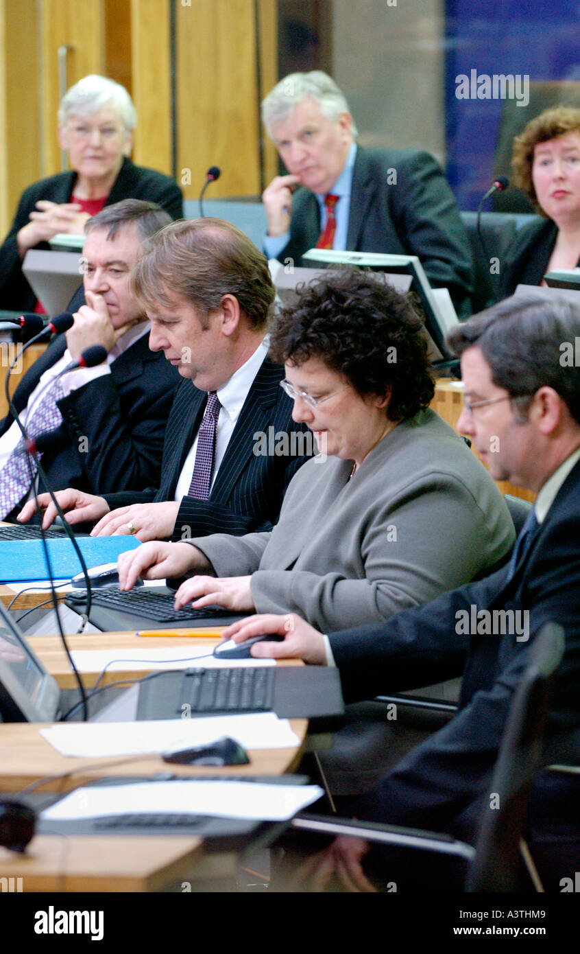 Senedd Welsh Assembly Aula di discussione AMs sedersi davanti ai loro terminali di computer per la Baia di Cardiff Wales UK GB Foto Stock