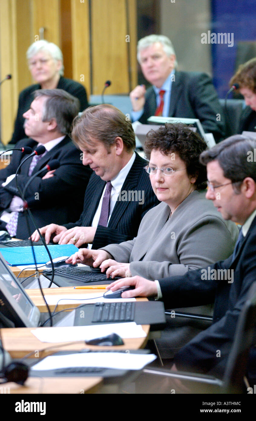 Senedd Welsh Assembly Aula di discussione AMs sedersi davanti ai loro terminali di computer per la Baia di Cardiff Wales UK GB Foto Stock