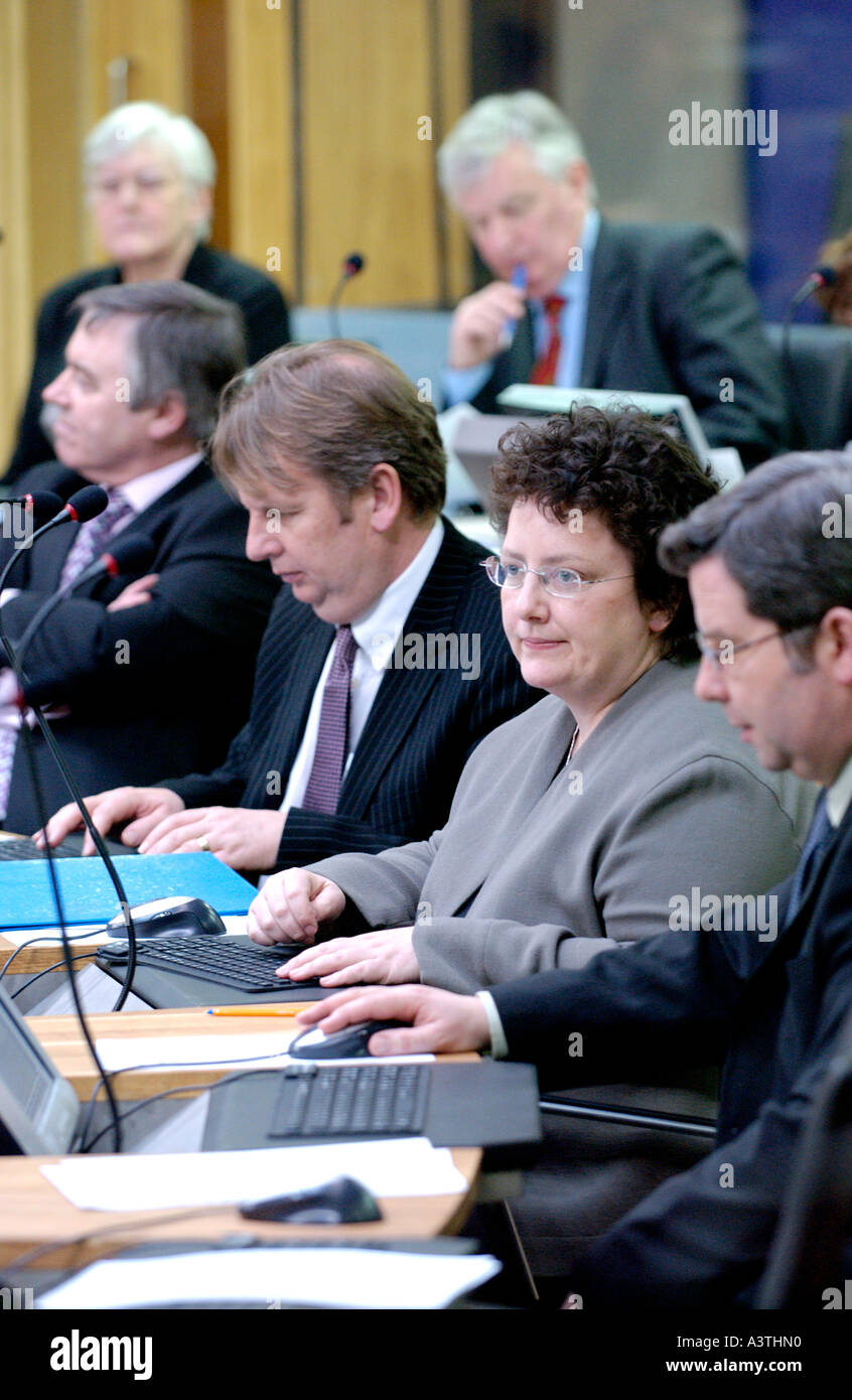 Senedd Welsh Assembly Aula di discussione AMs sedersi davanti ai loro terminali di computer per la Baia di Cardiff Wales UK GB Foto Stock