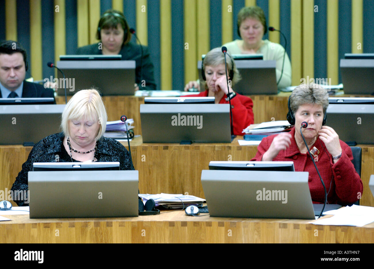 Senedd Welsh Assembly Aula di discussione AMs sedersi davanti ai loro terminali di computer per la Baia di Cardiff Wales UK GB Foto Stock