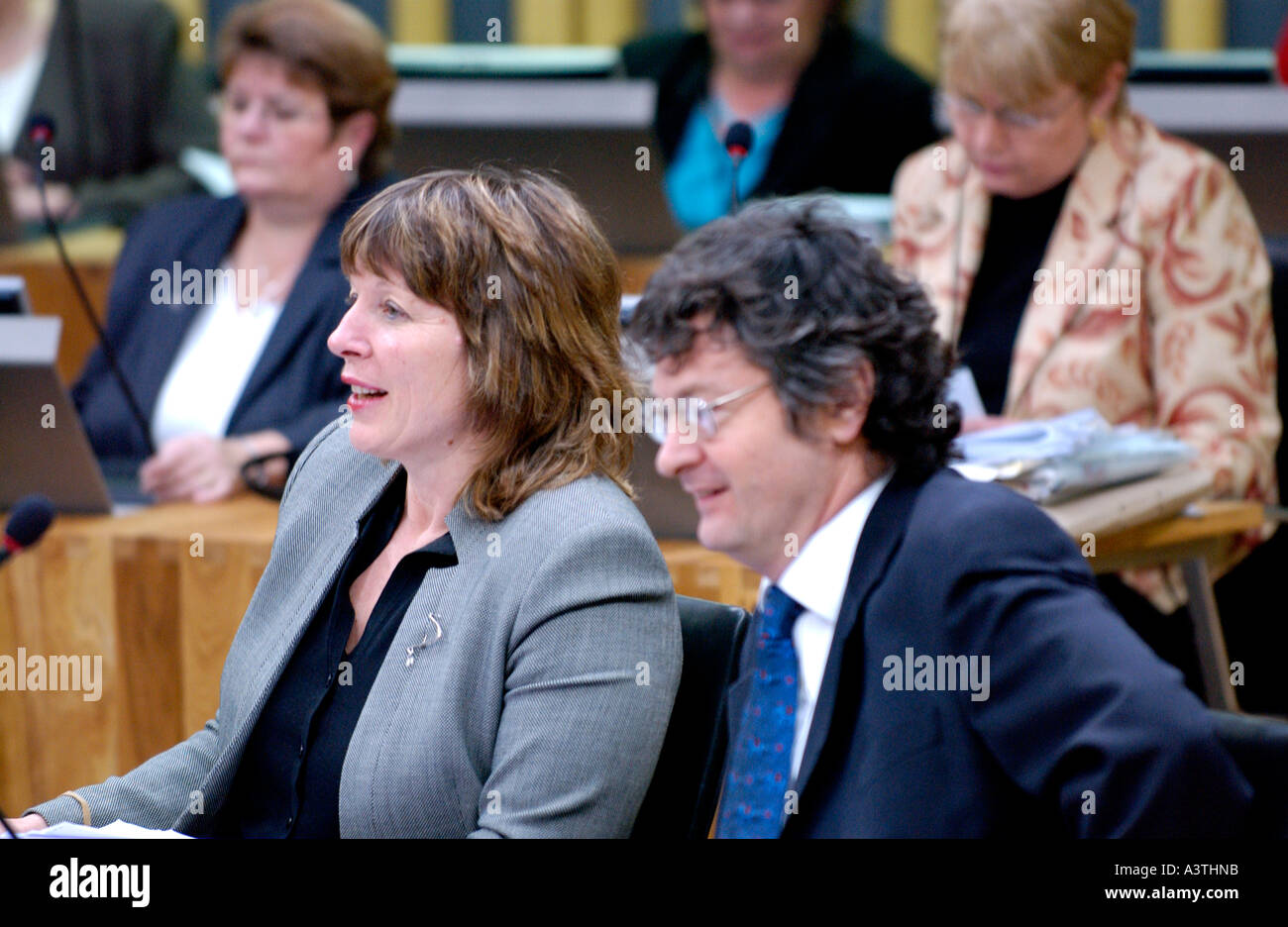 Senedd Welsh Assembly Aula di discussione AMs sedersi davanti ai loro terminali di computer per la Baia di Cardiff Wales UK GB Foto Stock