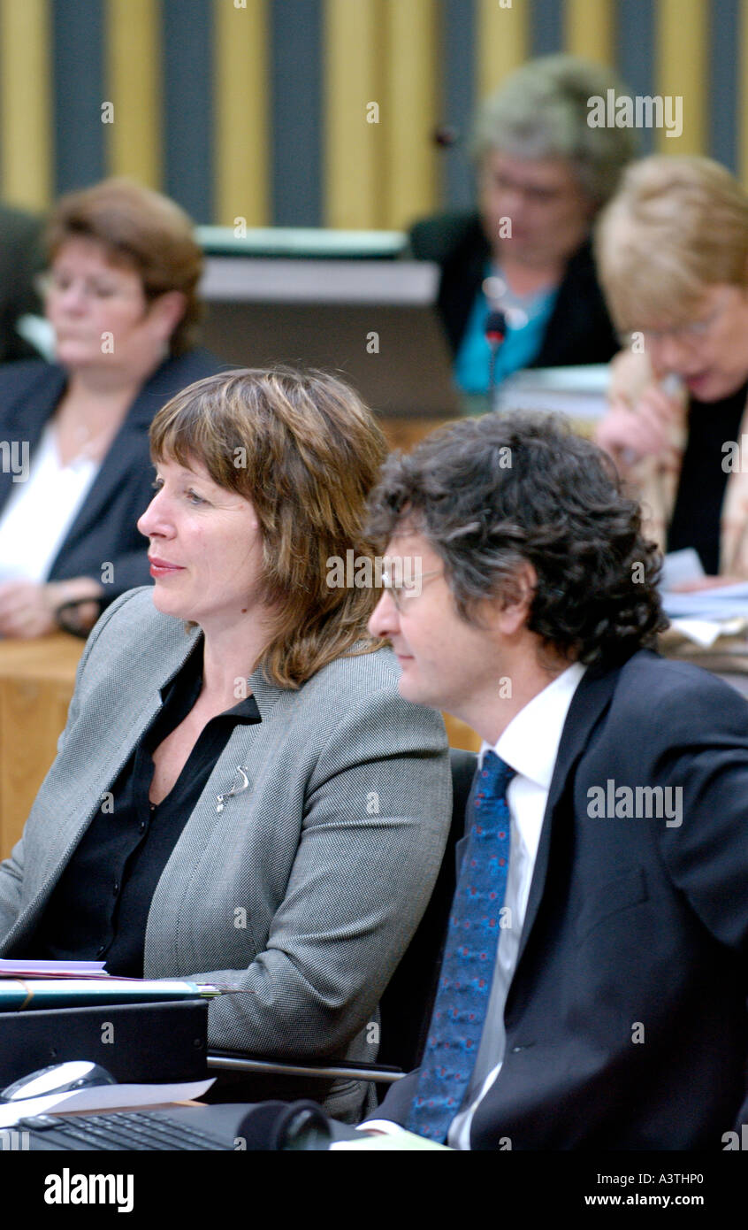 Senedd Welsh Assembly Aula di discussione AMs sedersi davanti ai loro terminali di computer per la Baia di Cardiff Wales UK GB Foto Stock