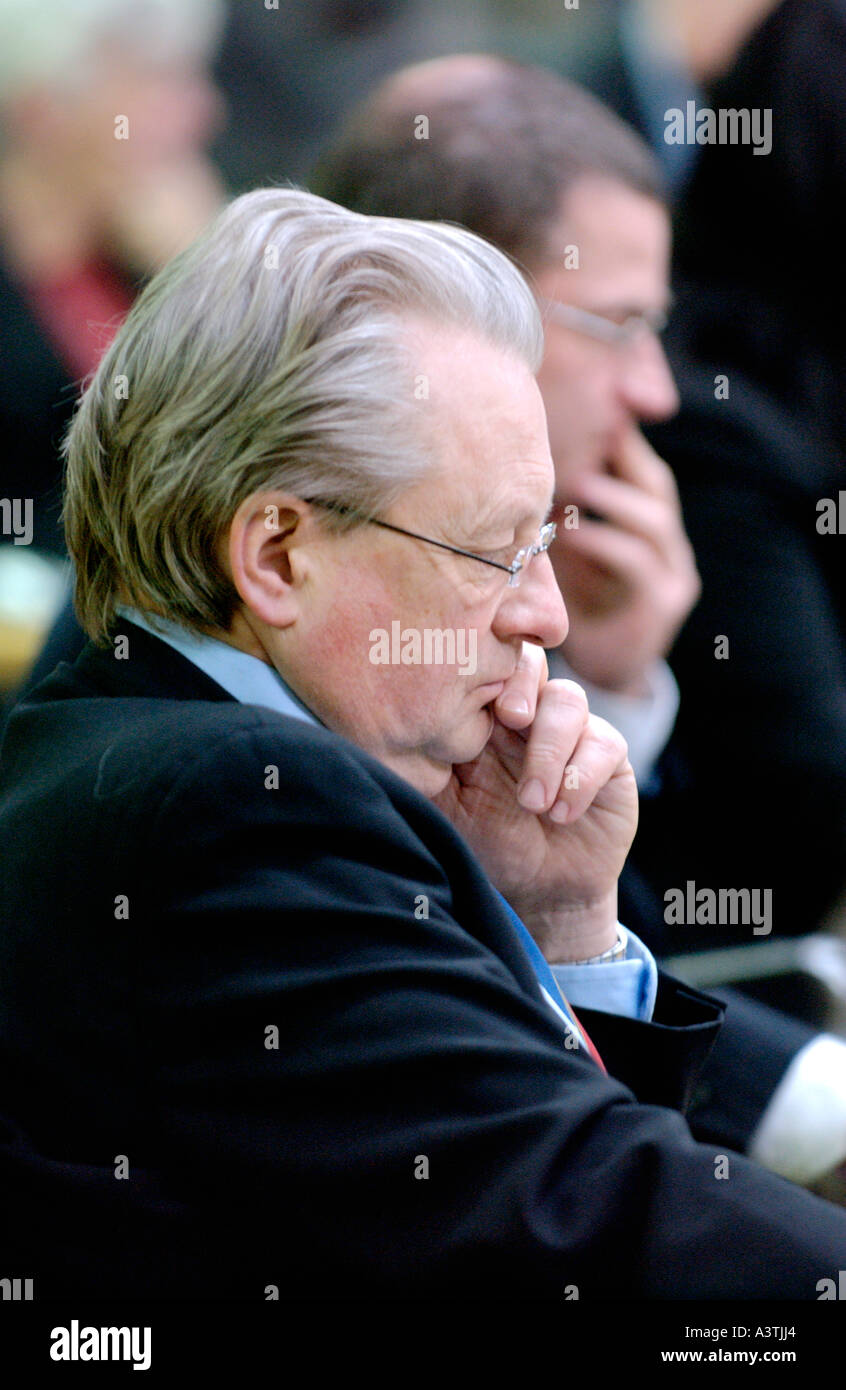 Presiede Senedd Officer Signore Dafydd Elis-Thomas al suo terminale di computer nella National Assembly for Wales Aula di discussione Foto Stock