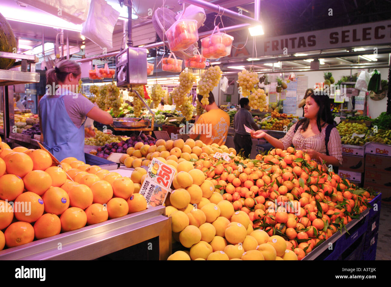 Valencia Spagna il Mercato Centrale Mercado offre una vasta gamma di prodotti freschi locali di frutta e verdura compresi Valencia arance Foto Stock