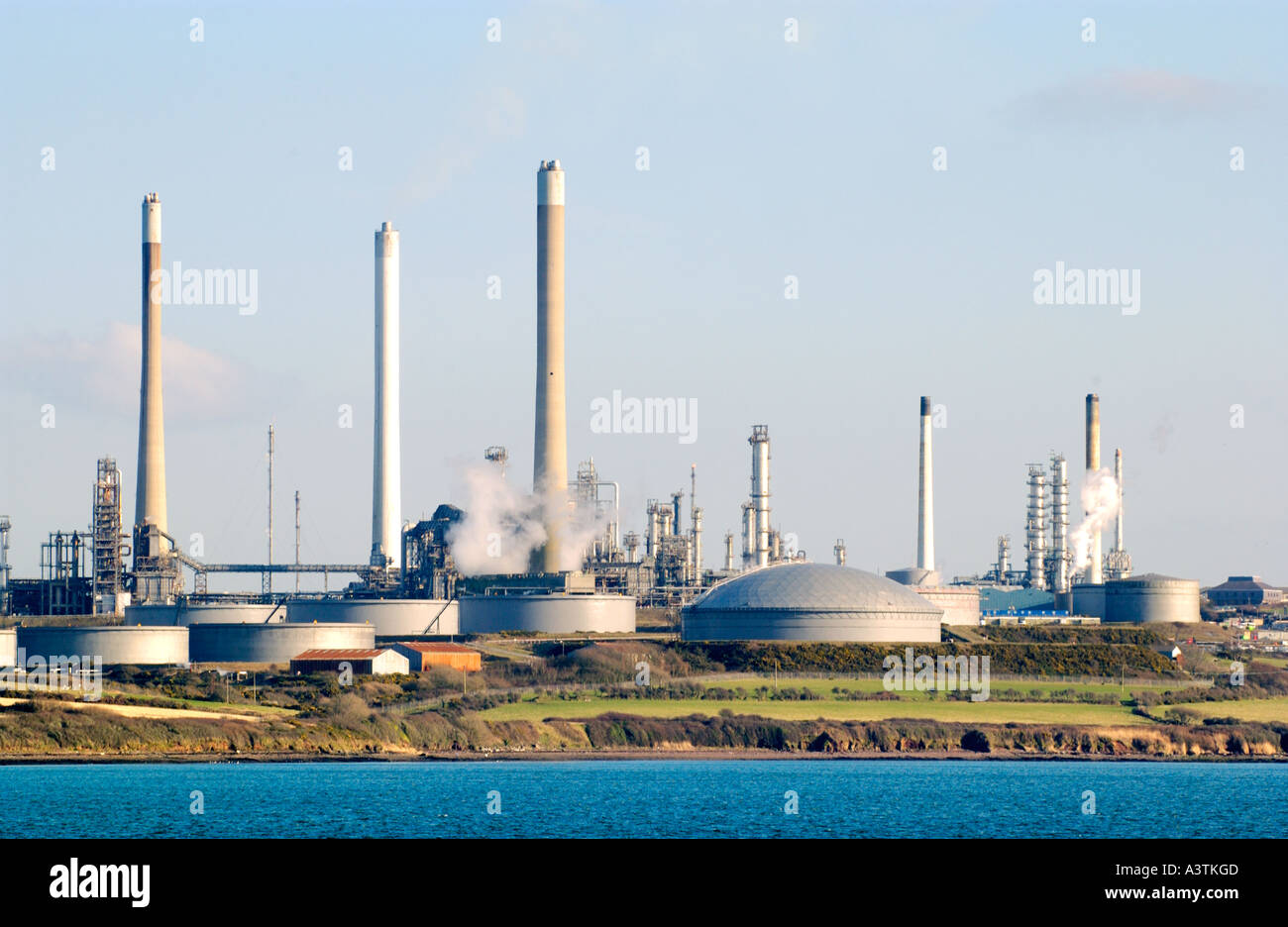 Vista su Texaco raffineria di petrolio Milford Haven Pembrokeshire West Wales UK Foto Stock