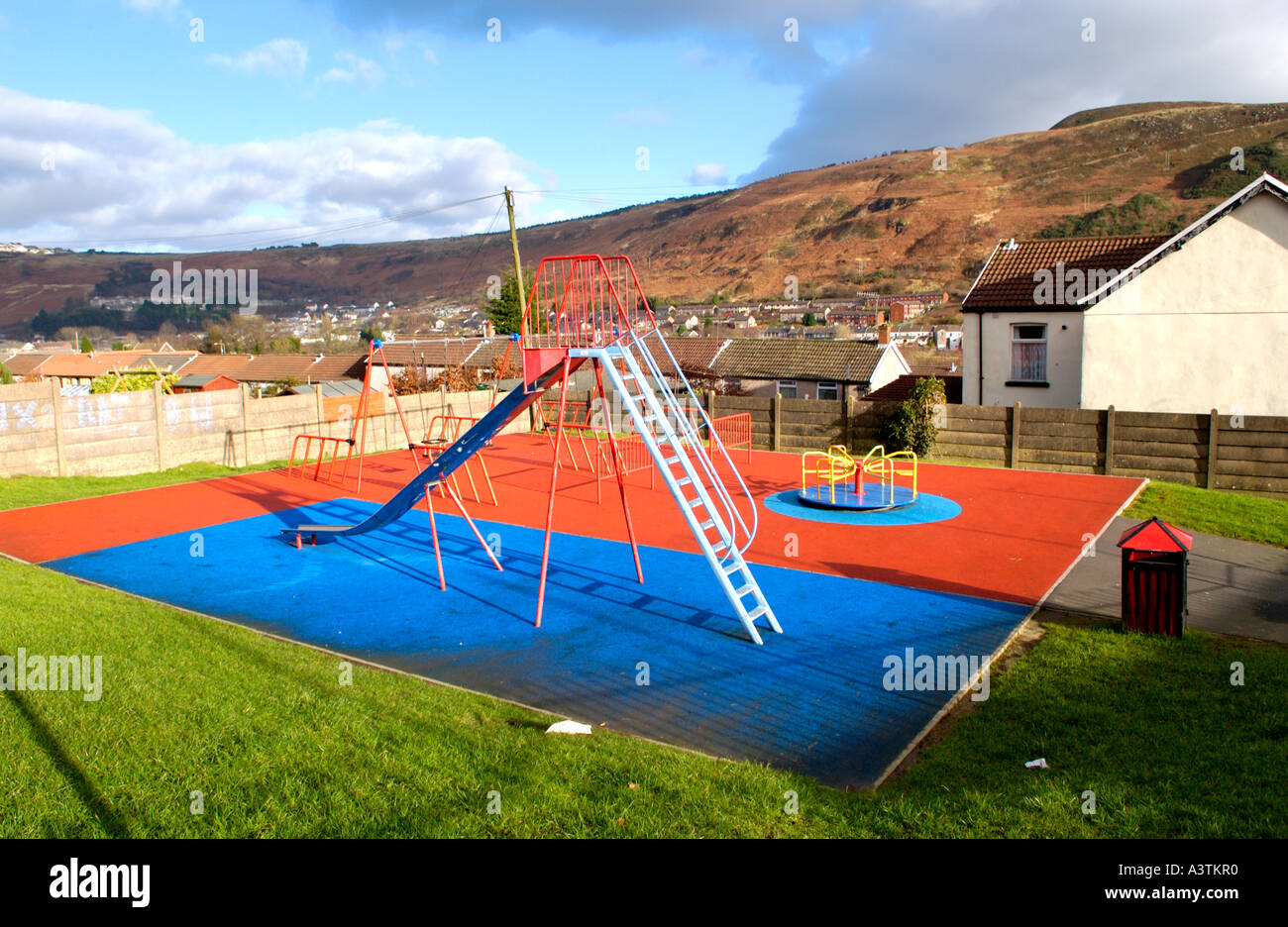 Area giochi per bambini nel villaggio di Llwynypia un ex miniera di carbone comunitario nel Rhondda Valley South Wales UK Foto Stock