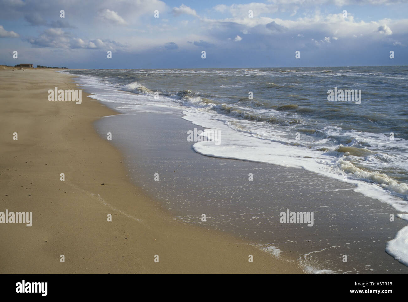 Onde su una spiaggia deserta di Rhode Island USA Foto Stock