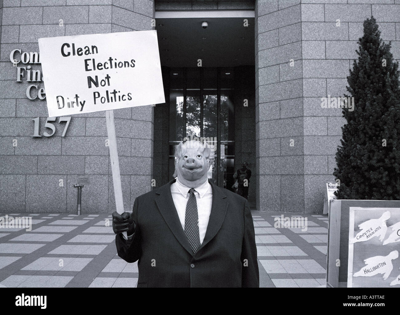 Protester con maschera di maiale sulla protesta politica sporca e avidità aziendale Foto Stock