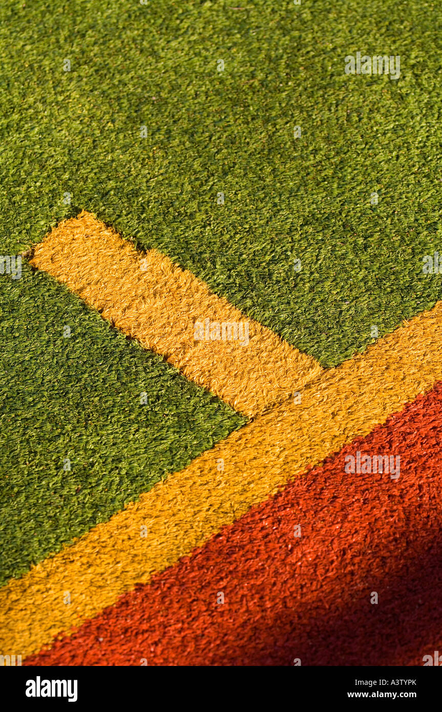 Colori luminosi e contrassegnare le righe su un all-weather astro turf pitch. Foto da Jim Holden. Foto Stock