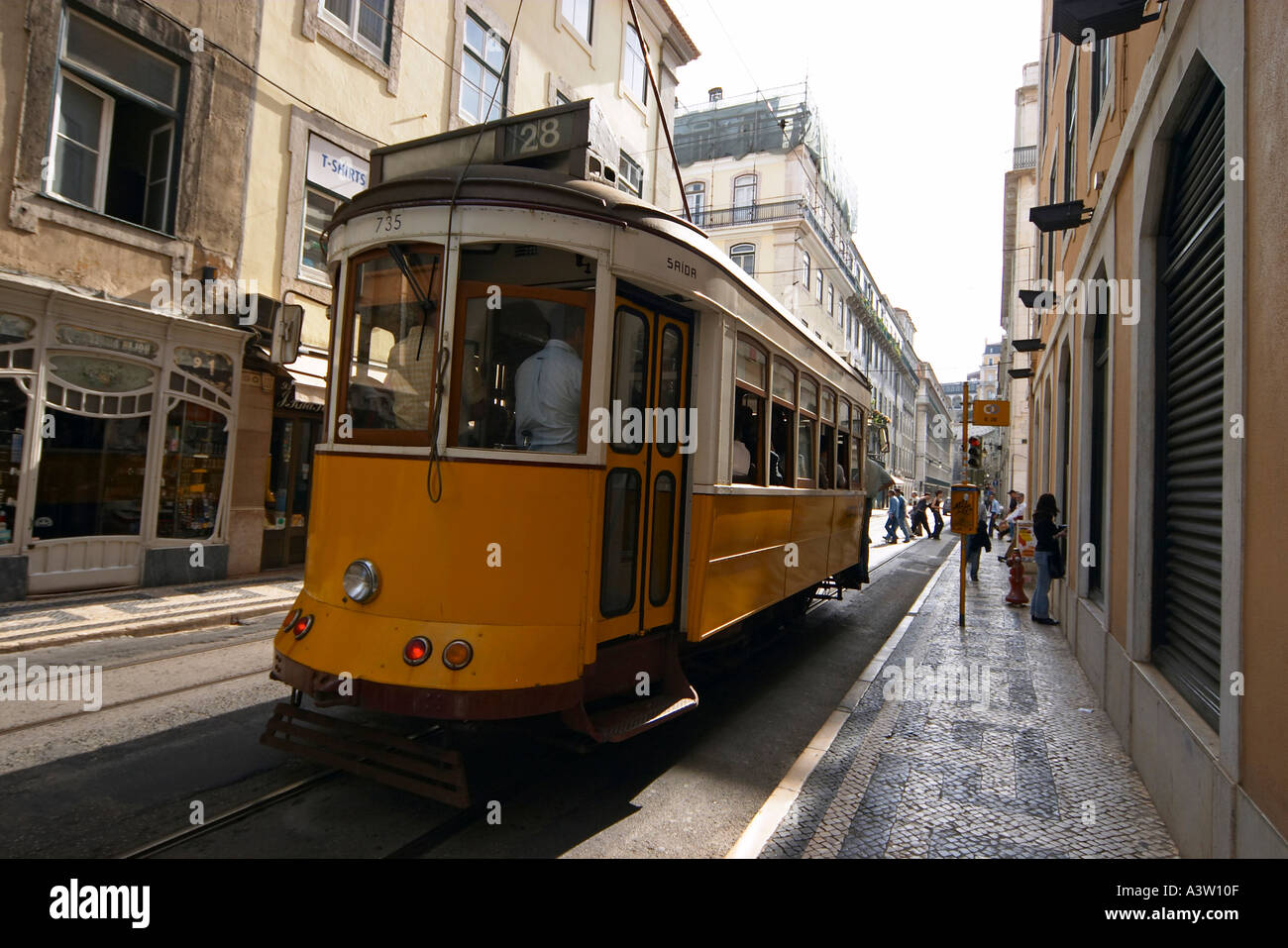 Tramvia a Lisbona Foto Stock