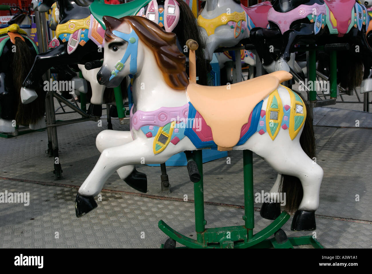 Giostra cavalli al galoppo Foto Stock