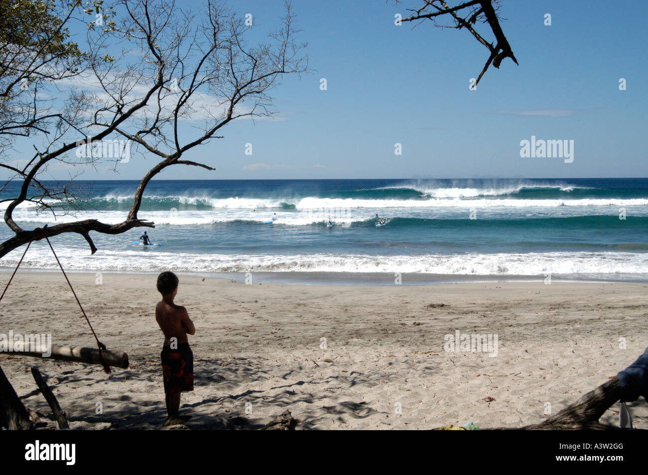 Ragazzo guardando il surf a Playa Negra Foto Stock