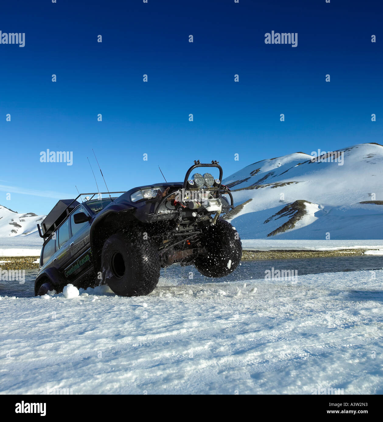 Super Jeep Varcando il fiume, Landmannalaugar Islanda Foto Stock