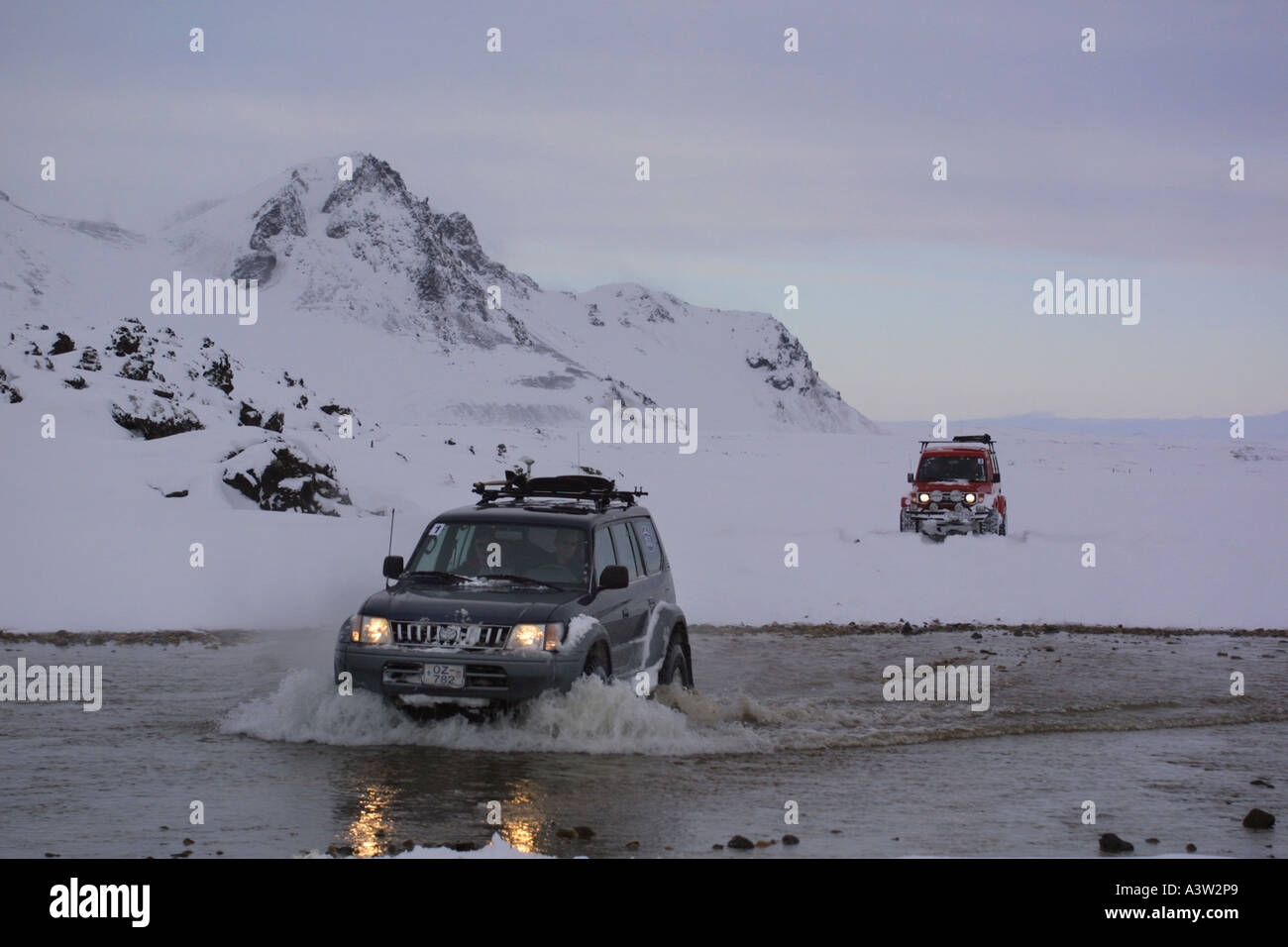 Super Jeep Varcando il fiume, Islanda Foto Stock