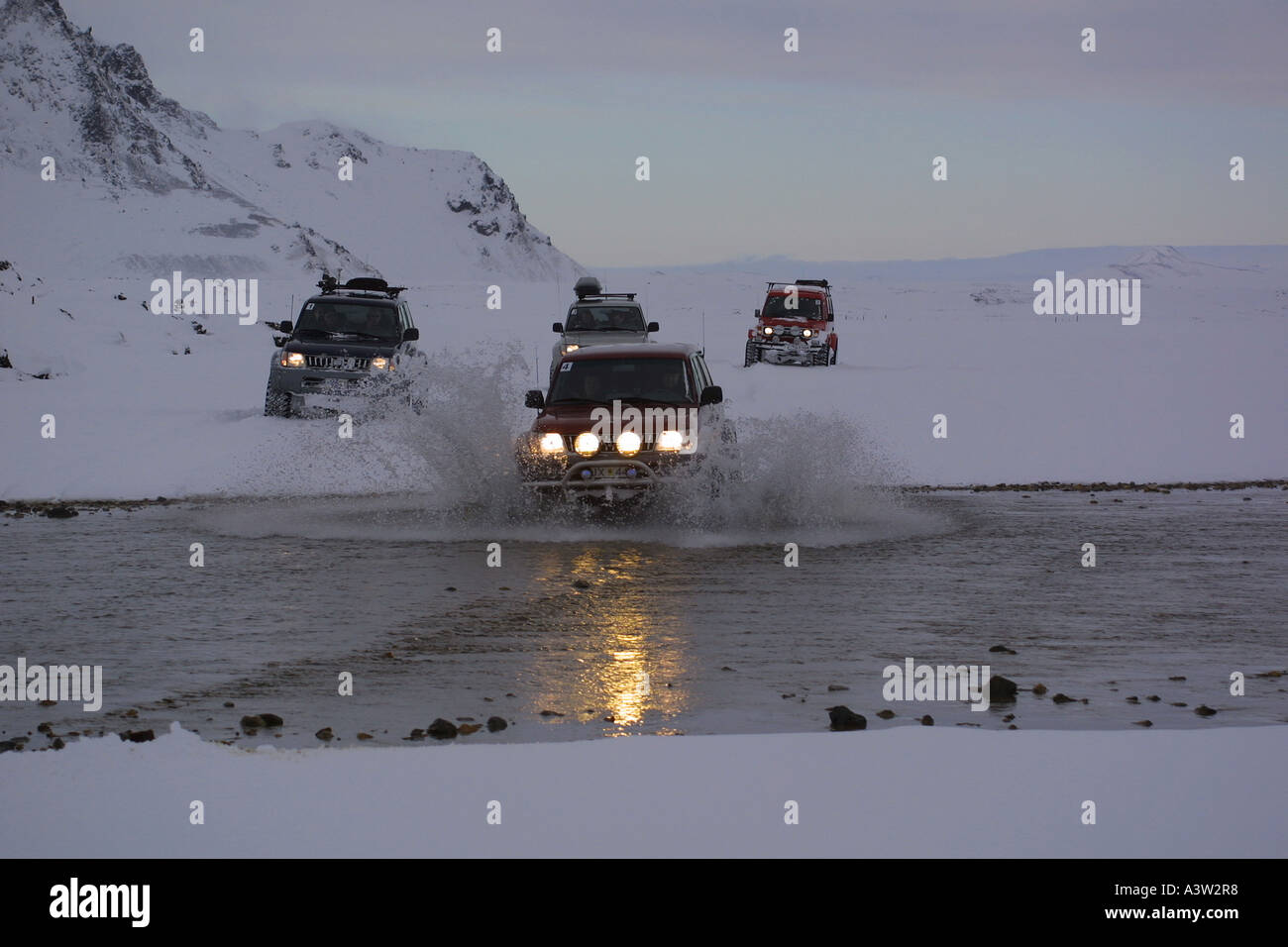 Super Jeep Varcando il fiume, Islanda Foto Stock