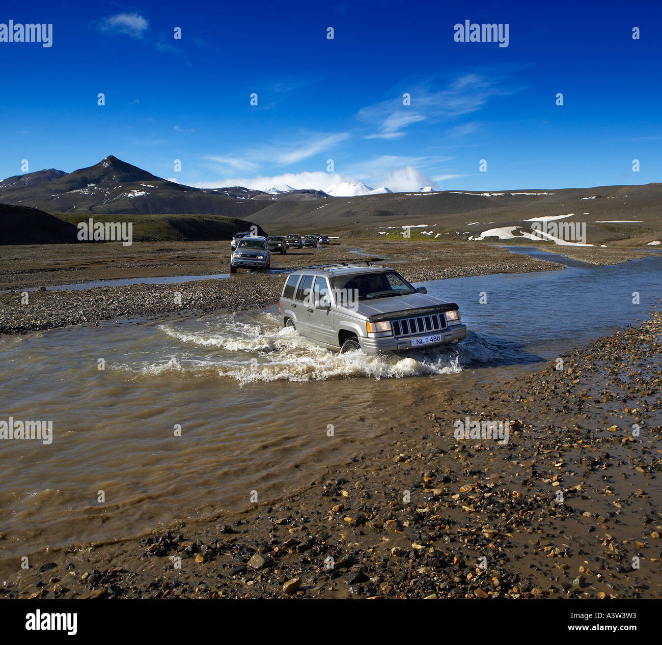 Jeep Varcando il fiume, Highlands Centrali, Islanda Foto Stock