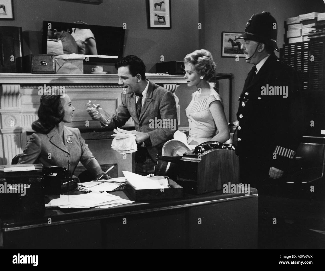 Appena la mia fortuna 1957 Rank film con Norman saggezza e Jill Dixon (in abito bianco) Foto Stock