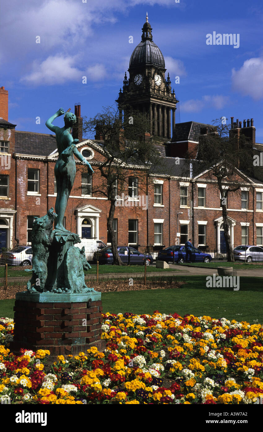 Statua di circe con due amanti suina in park square con leeds town hall dietro costruito nel 1858 progettato da cuthbert brodrick regno unito Foto Stock