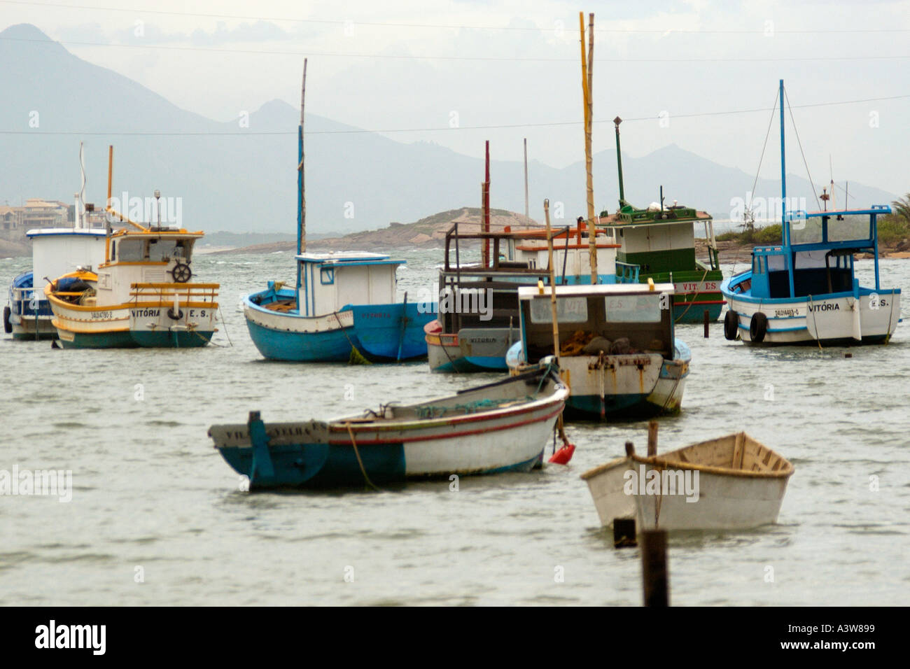Di pescatori di vecchie barche in un porto a Vila Velha Espirito Santo Brasile Foto Stock