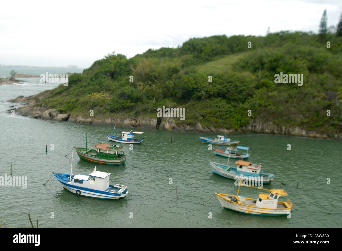 Le barche dei pescatori a Praia do Ribeiro Harbour in Vila Velha Espirito Santo Brasile Foto Stock