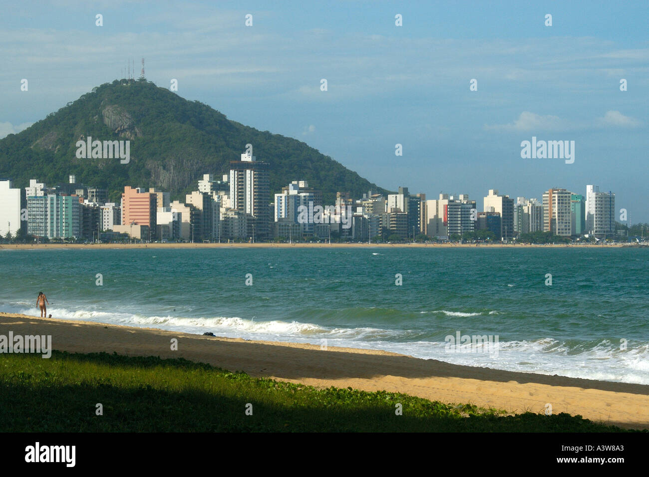 Nel pomeriggio potrete rilassarvi guardando Moreno Hill dal giallo sabbia della spiaggia della Costa Vila Velha Espirito Santo Brasile Foto Stock