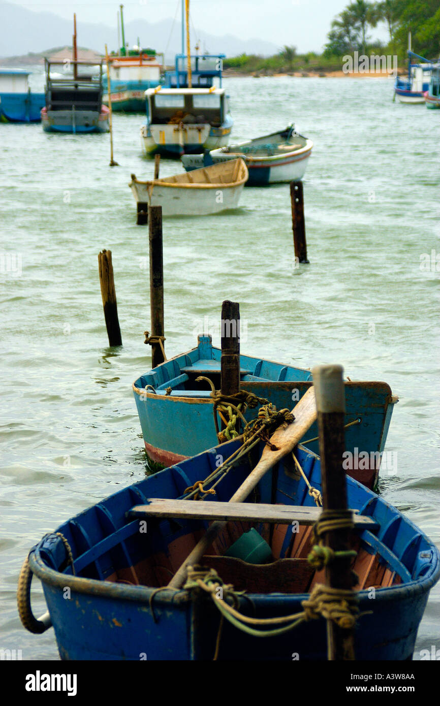 Barche di pescatori di Praia do Ribeiro harbour a Vila Velha Espirito Santo a sud-est del Brasile Foto Stock