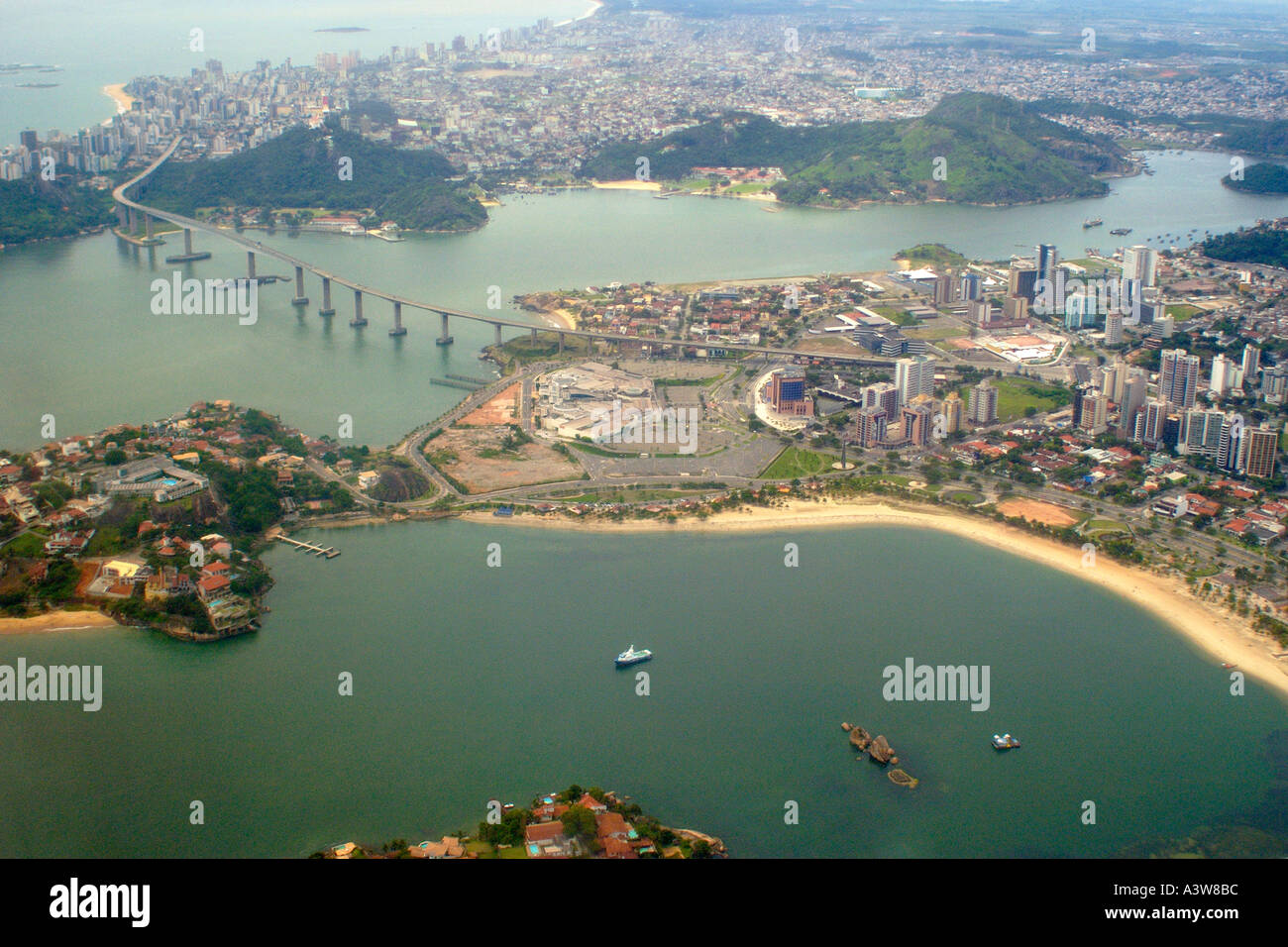 Vista aerea della baia di Vitoria boarder punto di riferimento tra le città di Vitoria e Vila Velha Espirito Santo Brasile Foto Stock