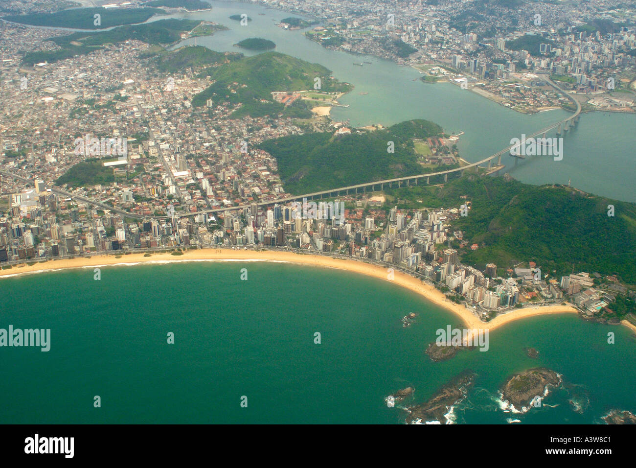 Vista aerea della spiaggia della Costa in Vila Velha e il terzo ponte di collegamento stradale a Vitoria Espirito Santo a sud-est del Brasile Foto Stock
