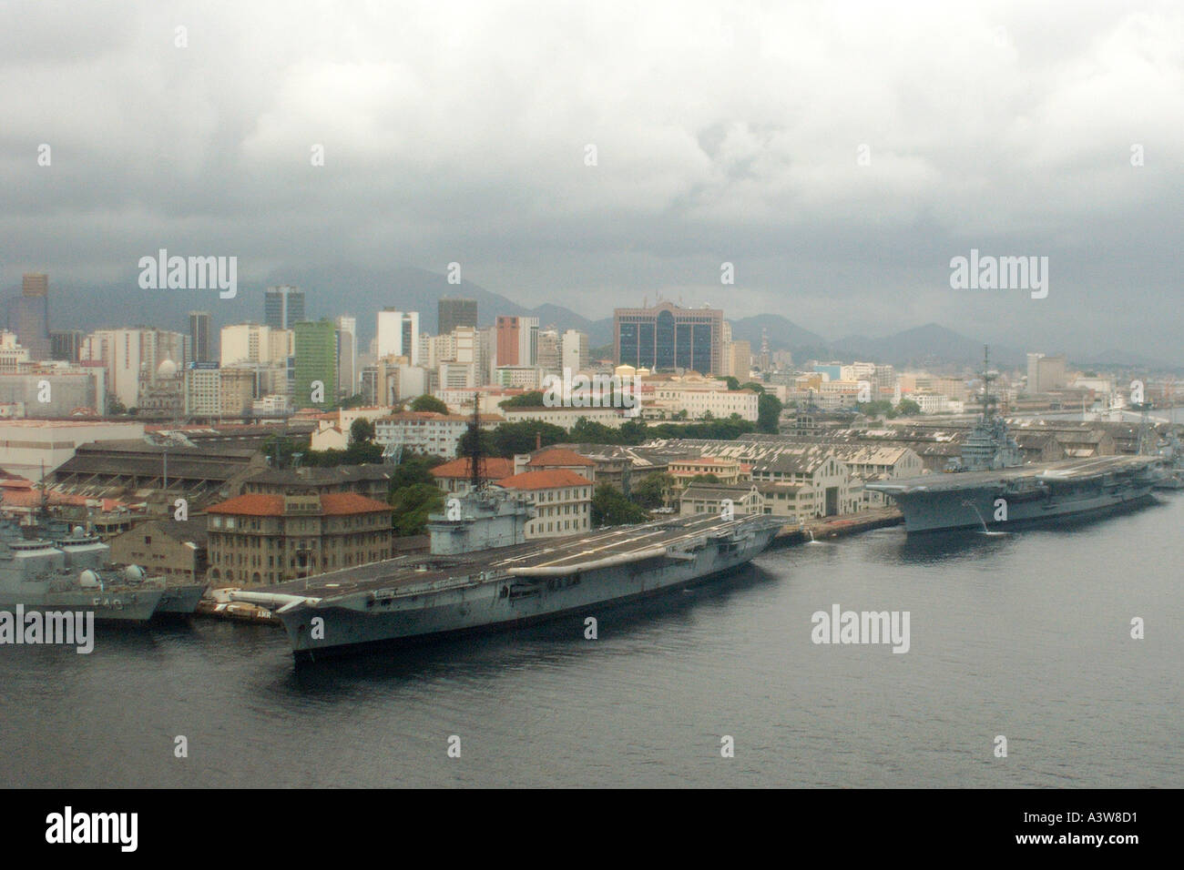 Due brasiliano Marina portaerei navi ancorate a Rio de Janeiro s porto principale in un giorno di tempesta, Rio de Janeiro, Brasile Foto Stock