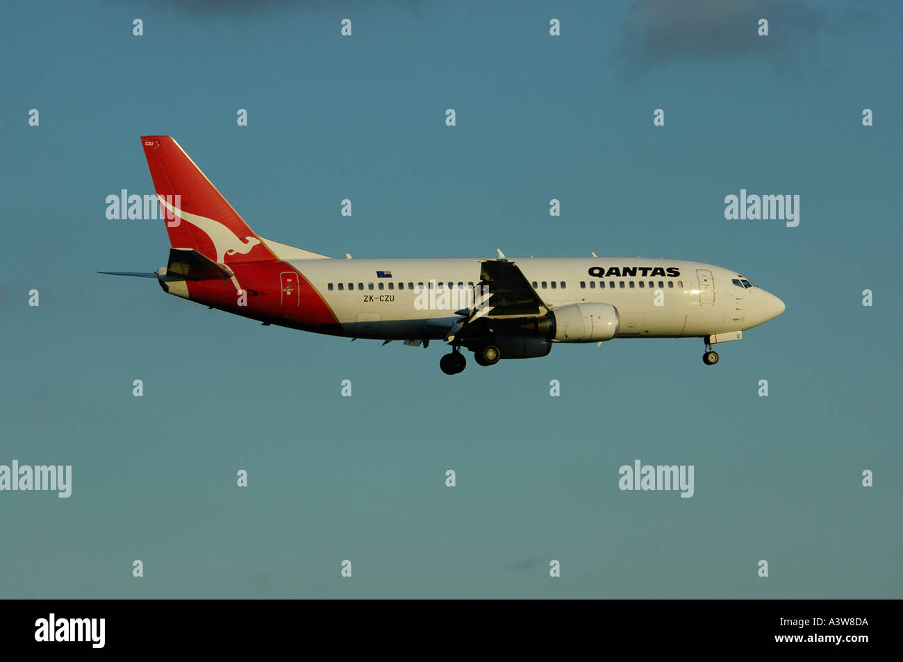 Un Qantas Boeing 737 sull approccio all'atterraggio all'Aeroporto Internazionale di Auckland Auckland Nuova Zelanda Foto Stock