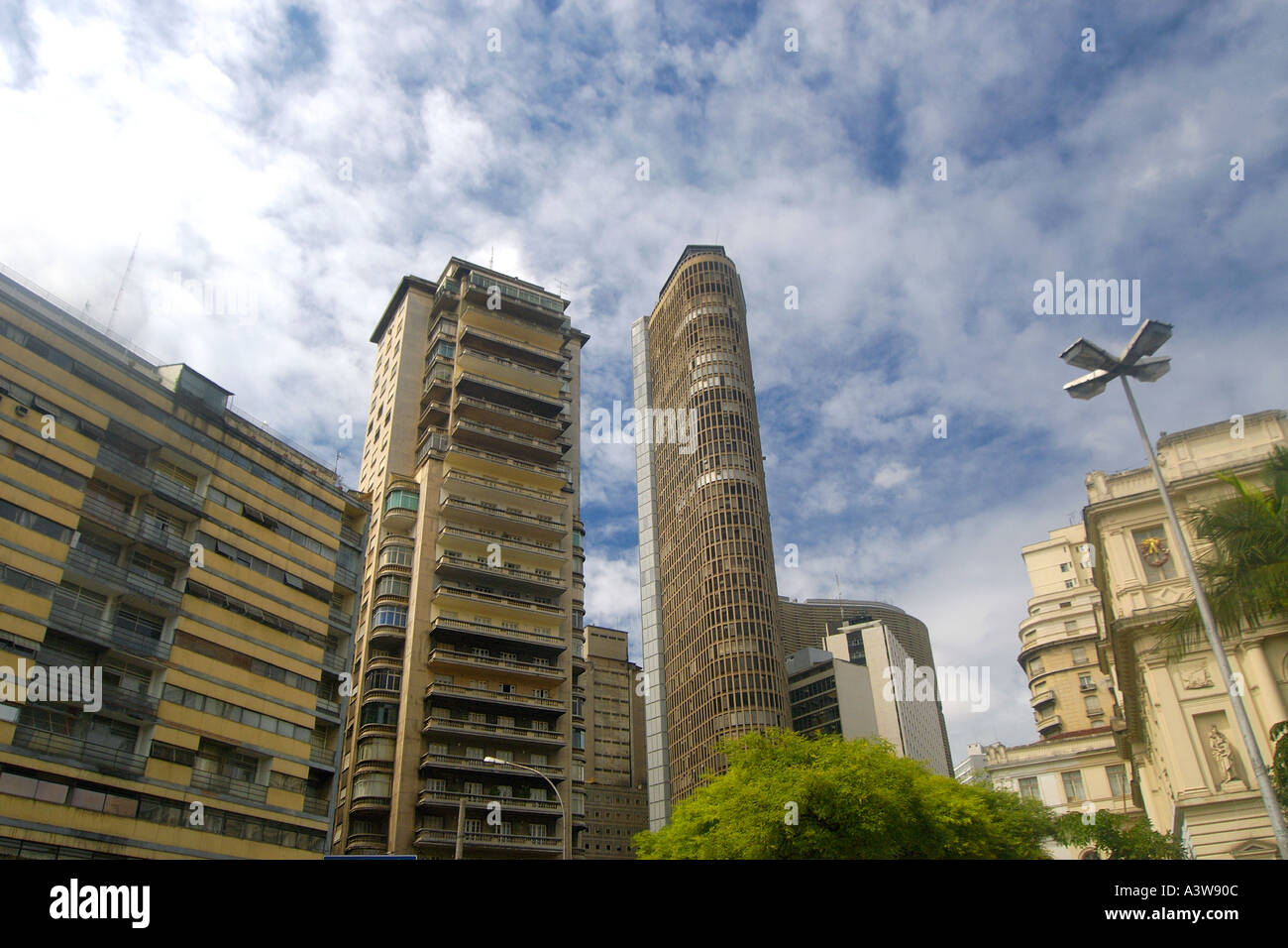 Edificio commerciale progettato dal famoso architetto Oscar Niemeyer nel vecchio centro di Sao Paulo in Brasile Foto Stock