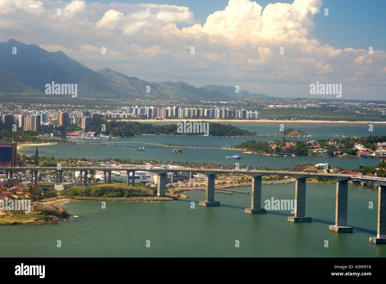 Vista panoramica del ponte di collegamento Vitoria e Vila Velha Espirito Santo a sud-est del Brasile Foto Stock