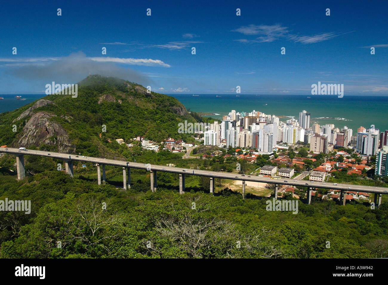 Vista panoramica di Vila Velha con una nube scura su Moreno hill e frammenti di foresta pluviale atlantica Espirito Santo Brasile Foto Stock