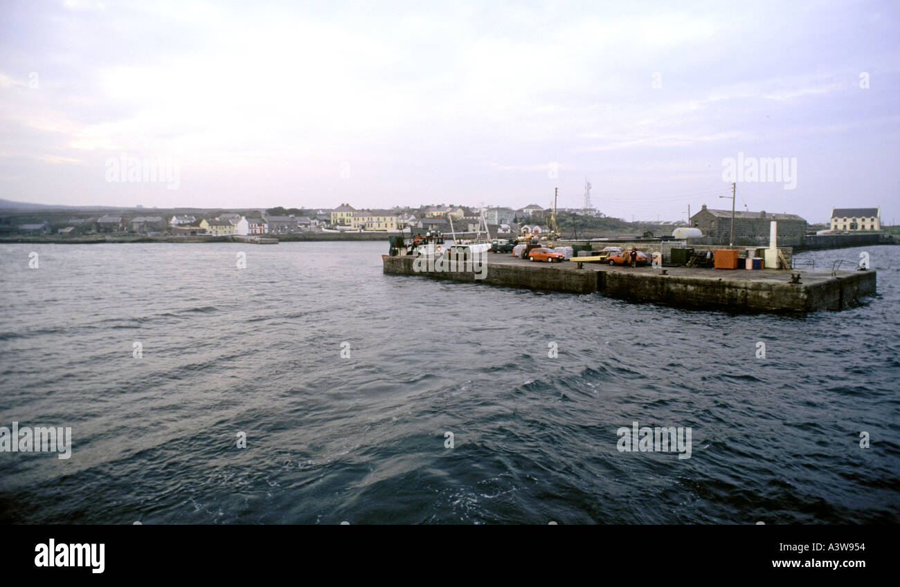 Kilronan Bay sull'isola di Inishmore con chiatta di rifornimento da Galway a Galway Bay in Irlanda Aran Islands Foto Stock