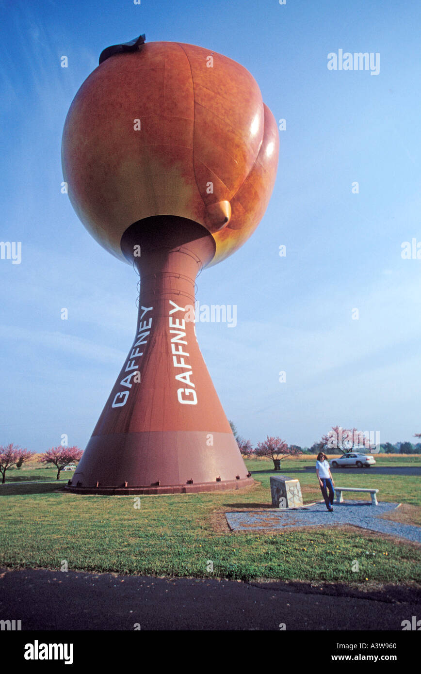 Il Peach più grande del mondo a Gaffney, South Carolina, è una torre acquatica sull'Interstate 85 Foto Stock